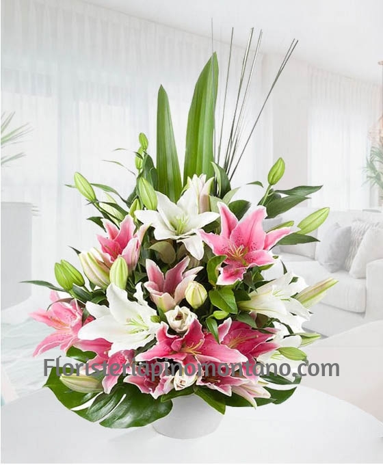 Centro de Flores blancas y rosas